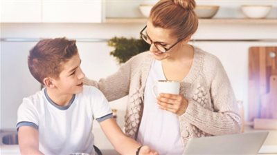 «احتوي مشاعر ابنك».. أسباب عدم اندماج الأطفال في المدرسة وطرق العلاج| فيديو