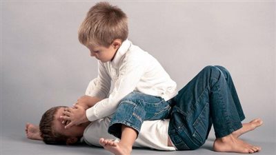 ابني بيتخانق مع اخواته أعمل إيه؟.. مستشارة نفسية تقدم الحلول