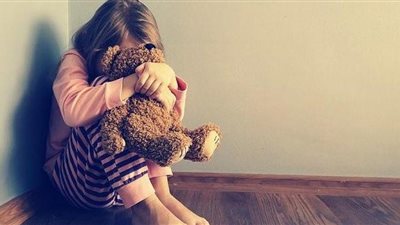 معلقًا على فيديو «ملائكة وشيطان».. طبيب نفسي :الضرب في الصغر يجعل الطفل شخصية عدوانية 