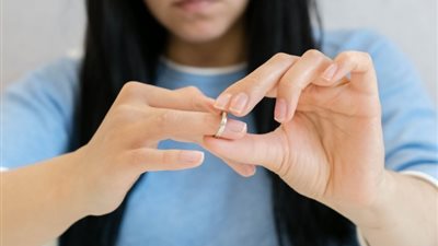 نادين تصرخ وتطلب الخلع: رافض يعتقني لوجه الله