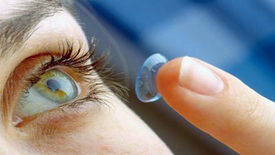 بدون أذى.. كيف تختارين العدسات اللاصقة المناسبة لعينكِ؟ 