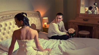 خطف العروسة وكرتونة بيض.. طرائف وعجائب «ليلة الدخلة» حول العالم