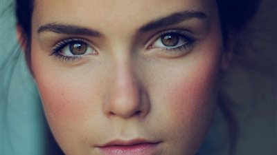 لخدود جذابة.. تعرفي على طريقة وضع الأحمر المناسب لوجهك