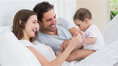 «خليه يساعدك».. إزاي تشجعي زوجك على المشاركة في رعاية مولودك الجديد؟