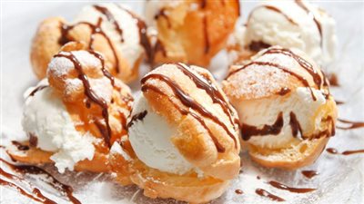 «البروفيترول بالآيس كريم».. الحلوى الفرنسية بمذاق مصري