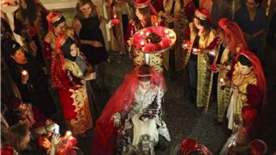 بكاء جماعي ليلة الحنة.. أغرب الطقوس لـ توديع العزوبية في العالم   