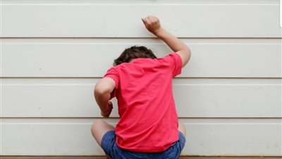 «ابني بيضرب نفسه».. 4 طرق لتقويم سلوكه 