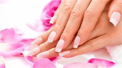 «علشان متحتاريش».. إليكِ طرق ونصائح تركيب الأظافر الدائمة