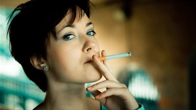 للمدخنات.. 5 أمراض في طريقها إليكِ