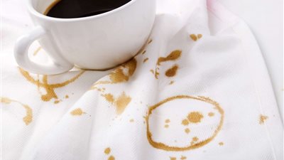 كيف تنظفين أريكتكِ من بقع القهوة؟.. تعرفي على الطريقة 