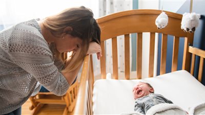 سنة أولى ماما.. اعرفي أسباب بكاء رضيعك ورفضه للنوم