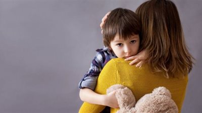 استشاري علاقات أسرية: «الحضن» علاج سحري لمشاكل الأطفال 