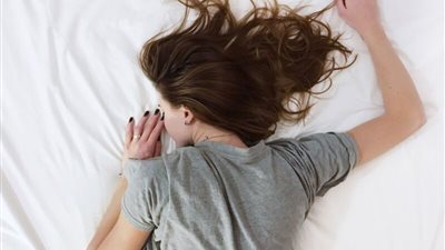 لماذا حذرنا النبي من النوم على البطن؟ رئيس لجنة الفتوى الأسبق يجيب