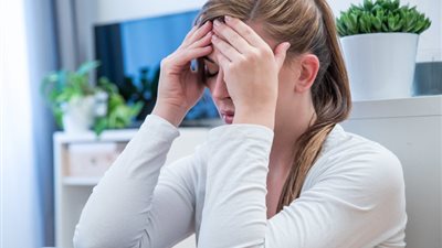 أبرزها ذيل الحصان.. 8 أسباب وراء شعورك بالصداع