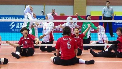 وزير الشباب يدعو لنشر لعبة كرة الطائرة جلوس بين الفتيات من ذوي القدرات 