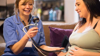 ارتفاع ضغط الدم للحوامل.. تحذيرات للأربعينية والحقن المجهري الأكثر خطورة