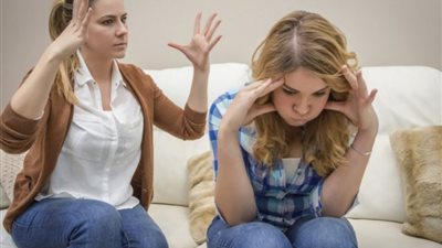 كيف أواجه تدخل أهلي في حياتي بعد الطلاق؟.. فيديو