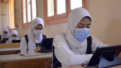 طلاب الثانوية العامة يؤدون الإمتحان التجريبي الثالث 