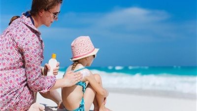 لمصيف بلا «ضربة الشمس».. كريم واق وملابس قطنية واللعب في الظل