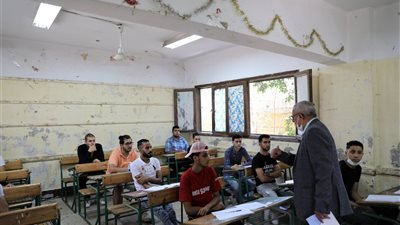 طلاب الدبلومات الفنية يؤدون الامتحان في ثالث أيام الدور الأول