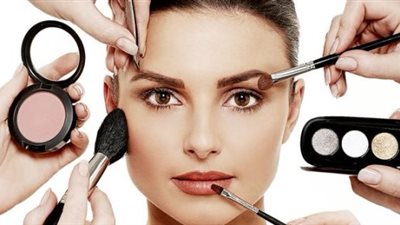 إسفنجة وبيوتي بلندر.. 4 أدوات لتطبيق المكياج على الوجه