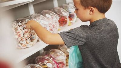 «في بيتنا حرامي».. 5 طرق للتعامل مع الابن السارق.. فيديو