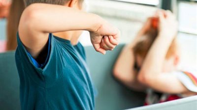 مدربة تنمية بشرية توضح طريقة التعامل مع الطفل العدواني.. فيديو 