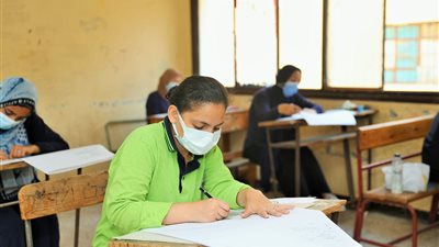 طلاب الدبلومات الفنية يؤدون الامتحان في رابع أيام الدور الأول