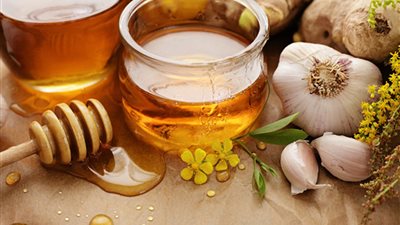 الثوم والعسل.. تعرفي على الفوائد وطرق التحضير 