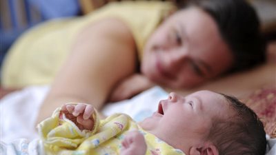 العادات والخرافات الخاطئة في الحمل والولادة (فيديو)