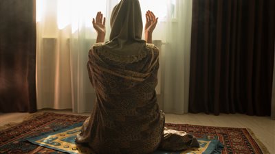 إزاى تعرف نتيجة صلاة الاستخارة.. وهل الحلم أو الرؤية لهما علاقة بها؟| فيديو