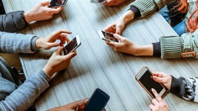 8 مخاطر صحية خطيرة يسببها إدمان السوشيال ميديا.. فيديو  