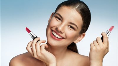 3 خطوات تجعل شفاهك جذابة ولامعة 