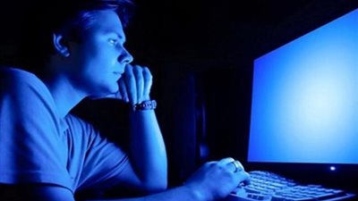 نائب مطالبًا بغلق المواقع الإباحية: دمرت البيوت