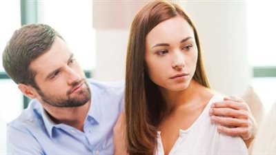 إصراره على اختيار ملابسك غيرة أم اهتمام؟.. خبيرة أُسرية تُجيب