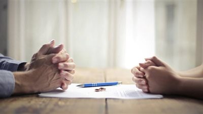 خمسينية لمحكمة الأسرة: «الحبة الزرقاء» كشفت خيانته