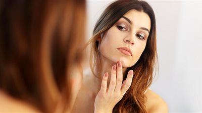 خبيرة تجميل تكشف مشكلات البشرة المختلطة وأضرارها على الجسم