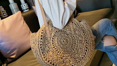 من القماش والقش والخوص.. موديلات جديدة لحقائب السيدات في المصيف 