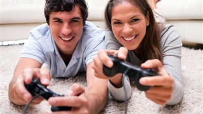 كيف أجعل زوجي عاشقًا للجلوس معي؟.. خبيرة ترصد 3 حيل 