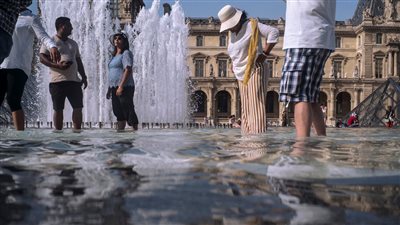 طبيب أعصاب يُحذر الستات من الوقوف في المطبخ.. ويقدم 10 نصائح للوقاية من الموجة الحارة