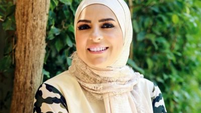 متصلة: «بنتي بتغلط فيّا وتشتمني قدام الناس».. ودعاء فاروق: «اديها باللي في رجلك»