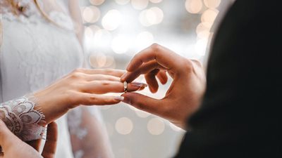 «زواج الويك إند».. أحدث وسيلة لمواجهة الملل الأسري 