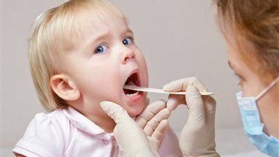 تعرفي على أعراض التهاب اللوزتين واللحمية عند الأطفال وكيفية علاجها