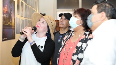 وزيرة الثقافة تشيد بمعرض مسرح أضواء المدينة بالهناجر 