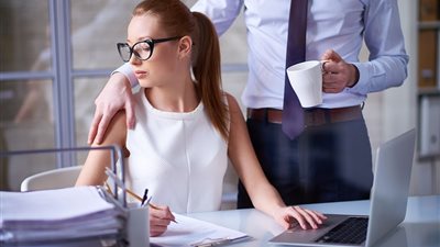 هل يحق للفتاة ضرب المتحرش بها؟.. محامية تُجيب (فيديو)