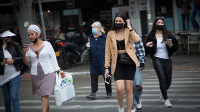 متى يتخلى المواطن عن ارتداء الكمامة؟.. «الصحة» تُجيب| فيديو