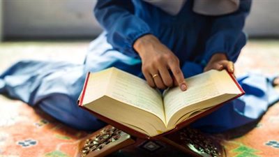 حكم قراءة المرأة للقرآن بدون حجاب أو بملابس صيفي؟ الإفتاء تجيب