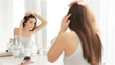 كيفية التخلص من القشرة نهائيًّا للنساء بوصفات طبيعية.. أبرزها الزبادي والموز