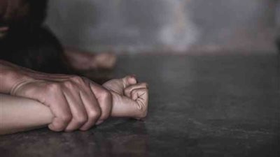 نورا تطلب الطلاق: بيخنقني وبيقولي بستمتع بعذابك