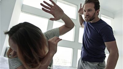 منار تطلب الخلع: بيعاملني زي الحيوانات وبيطلب مني حاجات غريبة 